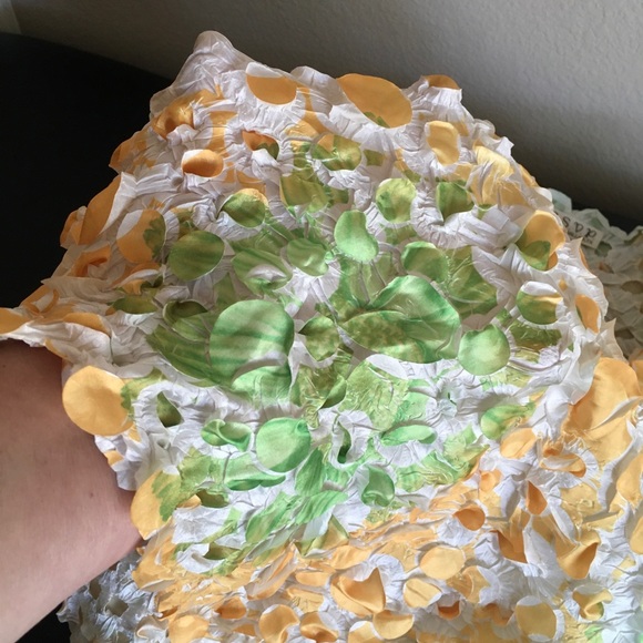 Sleeveless color trend top with fun artistic flare - Picture 8 of 10